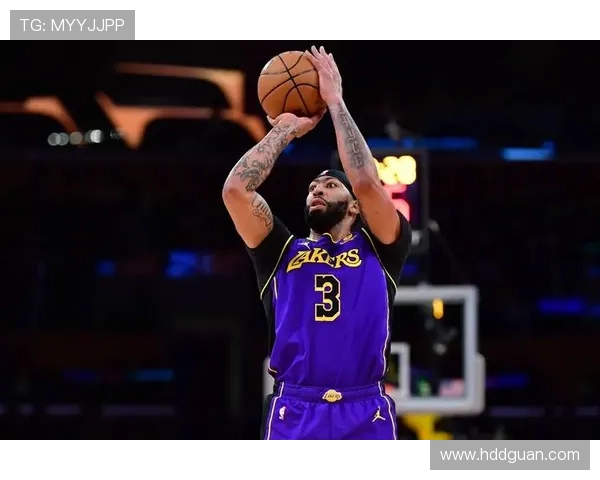 浓眉出战24分钟表现平平12分4板1助正负值惨淡24